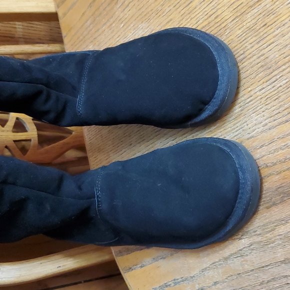 UGG Boots - Picture 3 of 11